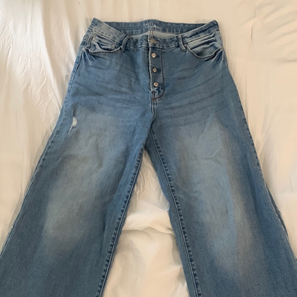Light blue, high-rise jean